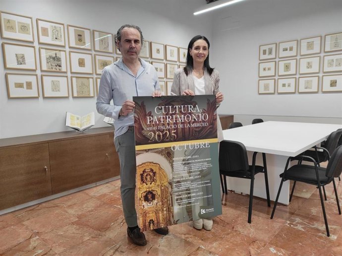 La delegada de Presidencia, Gobierno Interior y Vivienda en la Diputación de Córdoba, Marta Siles, presenta el cartel de 'Cultura y Patrimonio'.