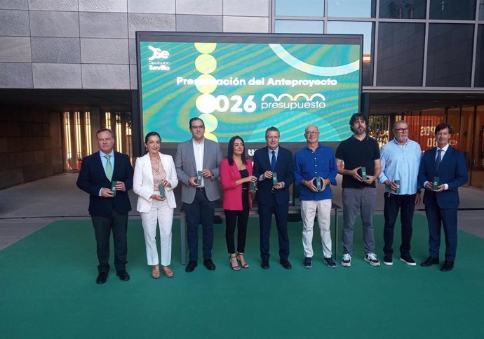 Foto de familia del presidente de la Diputación y de la diputada de Hacienda, en el centro, con los portavoces de los grupos políticos y representantes de los agentes sociales.