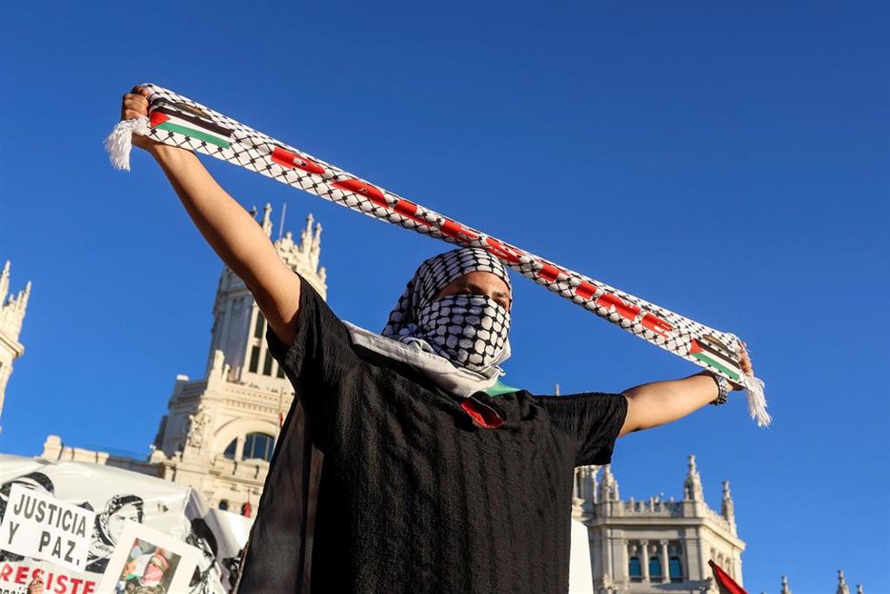 Una persona durante la movilización bajo el lema Alto al genocidio contra el pueblo Palestino. Por el fin al comercio de armas y a las relaciones con Israel
