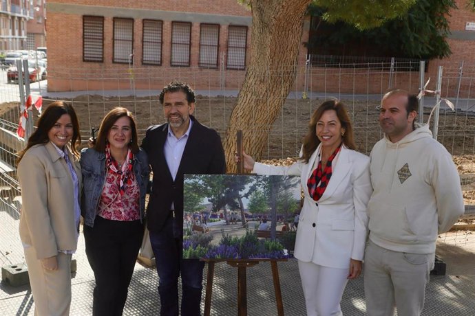 Presentación de la nueva plaza junto a la antigua fábrica de La Zaragozana.