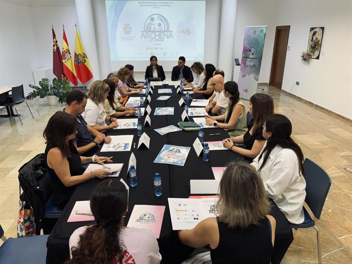 La alcaldesa de Archena, Patricia Fernández, presenta la III edición del programa 'Archena te Cuida' a los directores de los centros educativos del municipio