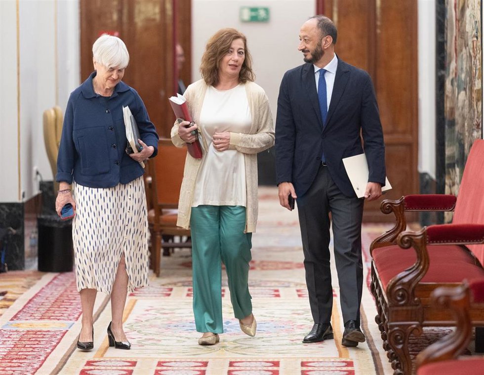 (I-D) El vicepresidente primero de la Mesa del Congreso, Alfonso Rodríguez Gómez de Celis; la presidenta del Congreso, Francina Armengol y la secretaria segunda de la Mesa del Congreso, Isaura Leal, a su llegada a una reunión de la Mesa del Congreso, en