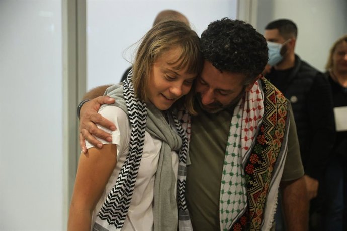 06 de outubro de 2025, Grécia, Atenas: A ativista climática sueca Greta Thunberg chega à Grécia, depois que ela e outros ativistas capturados por Israel foram deportados. Foto: Aristidis Vafeiadakis/ZUMA Press Wire/dpa