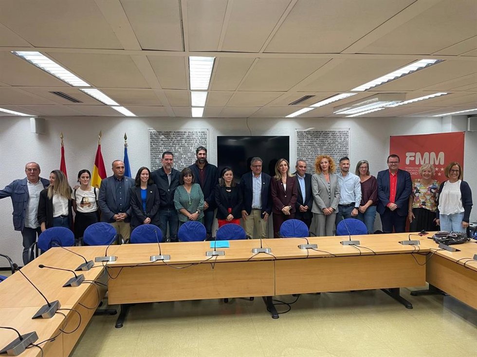 Alcaldes y concejales del PSOE miembros de la Federación de Municipios de Madrid posan tras una rueda de prensa en la que censuran el "secuestro" de la institución por el PP