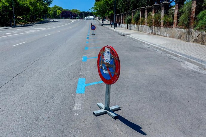 Archivo - Archivo.- Una calle con zona azul en Madrid