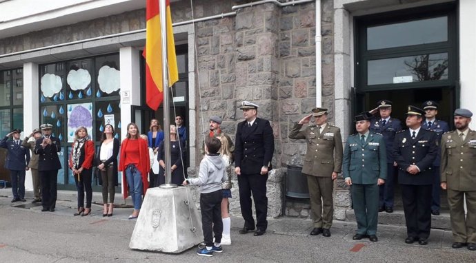 Archivo - Izado de bandera en el Colegio Público de La Gesta en Oviedo.