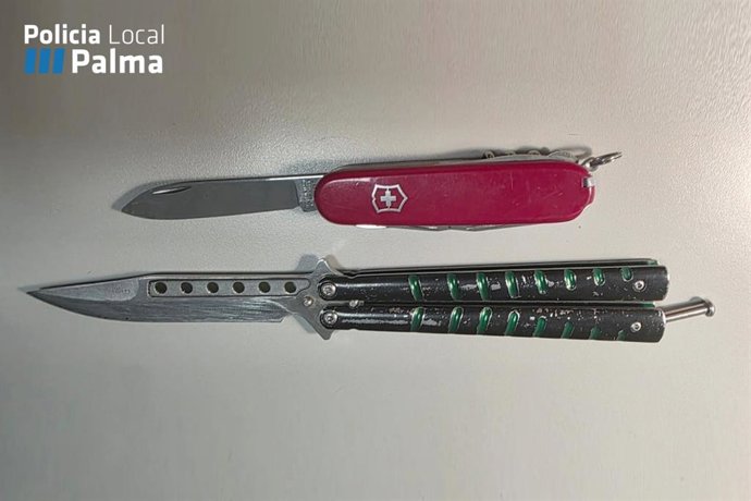 Navajas incautadas a los dos menores en el canódromo de Palma.