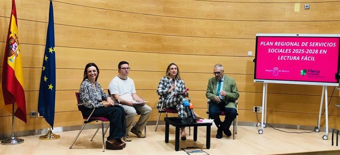 La consejera de Política Social, Familias e Igualdad, Conchita Ruiz, junto con el presidente de Plena Inclusión Región de Murcia, Joaquín Barberá, presenta el Plan regional de Servicios Sociales 2025-2028 en lectura fácil