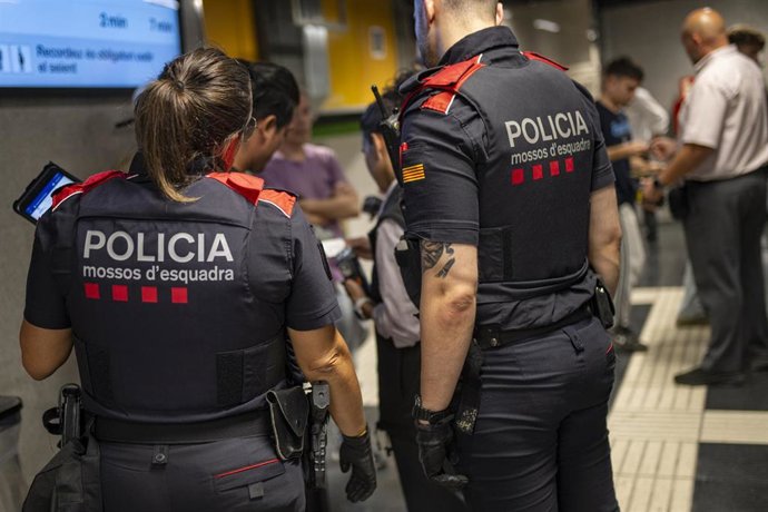 Los mossos d'esquadra realizan un patrullaje durante las fiestas de la Mercè, a 27 de septiembre de 2025, en Barcelona, Catalunya (España). Esta festividad rinde homenaje a la Mercè, patrona de la ciudad de Barcelona, y se lleva celebrando desde 1868, cua