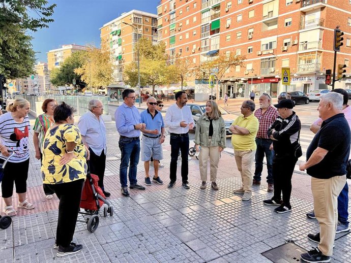 Daniel Pérez ha criticado el que ha considerado "abandono sistemático de los barrios populares por parte del equipo de gobierno del Partido Popular", tras mantener un encuentro con vecinos y vecinas del distrito Bailén-Miraflores.