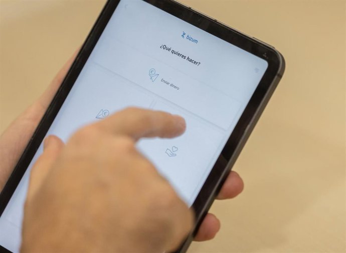 Archivo - Una persona manda un bizum, a 4 de febrero de 2025, en Madrid (España). 