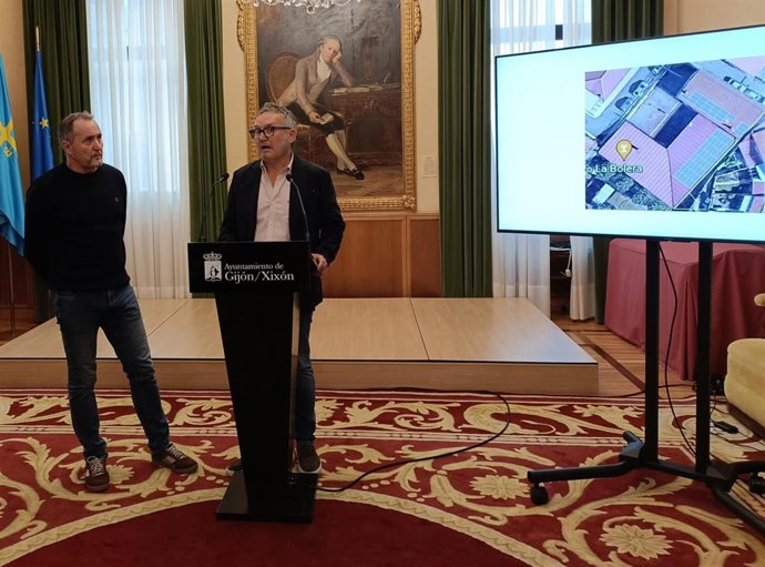 El concejal de Infraestructuras Urbanas y Rurales del Ayuntamiento de Gijón, Gilberto Villoria, en rueda de prensa en el Consistorio gijonés acompañado del presidente de la asociación de la Comunidad Energética de Santa Bárbara (Asoleyar), Ángel Pérez.