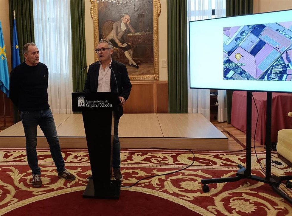 El concejal de Infraestructuras Urbanas y Rurales del Ayuntamiento de Gijón, Gilberto Villoria, en rueda de prensa en el Consistorio gijonés acompañado del presidente de la asociación de la Comunidad Energética de Santa Bárbara (Asoleyar), Ángel Pérez.