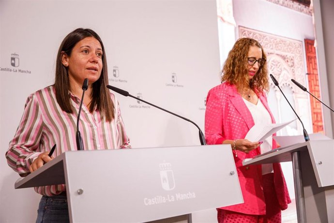 La consejera de Bienestar Social, Bárbara García Torijano, comparece en rueda de prensa junto a la titular de Igualdad, Sara Simón.