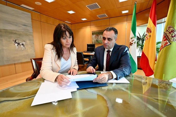 El presidente de la Diputación de Granada, Francis Rodríguez, y la diputada de Administración Electrónica, Mónica Castillo de la Rica.