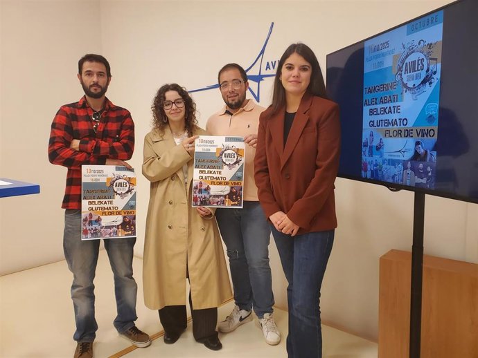 Alejandro Moreno, del grupo Glutemato; Alba Bolaños y Enol Puertas, del grupo Flor de Vino; y Raquel Ruiz, concejala de Juventud.