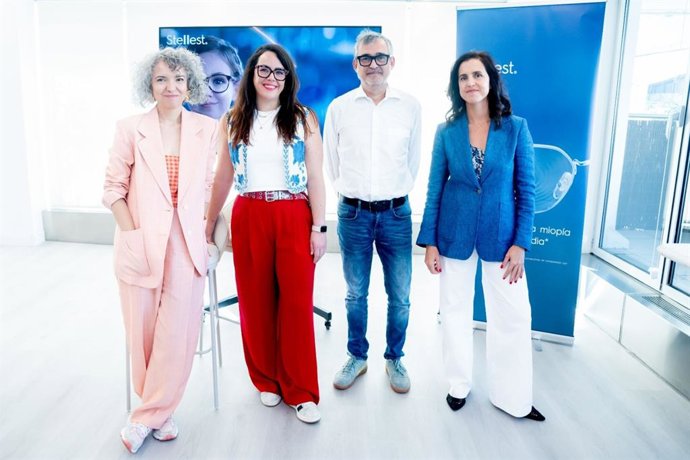 Da esquerda para a direita: Mayra del Pilar, estilista e mãe de uma criança com miopia; Susana Lobato, diretora da marca Stellest na Espanha; Víctor G. Molina, optometrista da Tu Visión El Rosal; e María Alarcón Tomás, oftalmologista da Clínica Baviera.