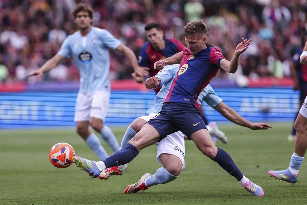 Archivo - El futbolista español Dani Olmo, en el FC Barcelona-RC Celta de La Liga EA Sports 2024-25.