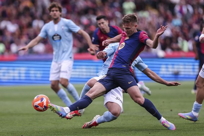 Archivo - Dani Olmo of FC Barcelona in action during the Spanish league, La Liga EA Sports, football match played between FC Barcelona and RC Celta at Estadi Olimpic Lluis Companys on April 19, 2025 in Barcelona, Spain.