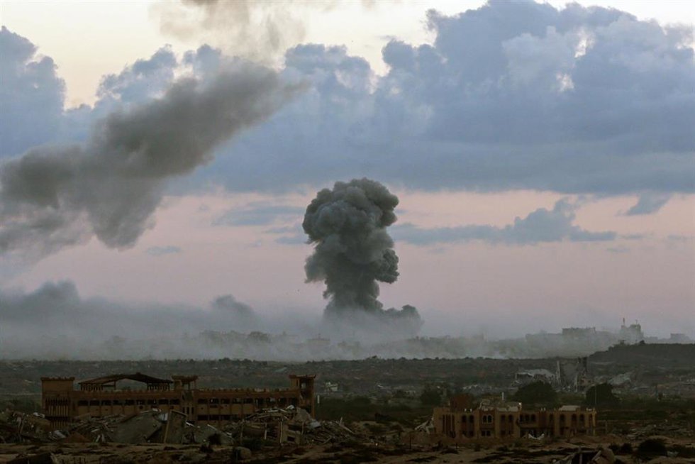 Columna de humo tras un bombardeo del Ejército de Israel contra la ciudad de Gaza, en el norte de la Franja de Gaza