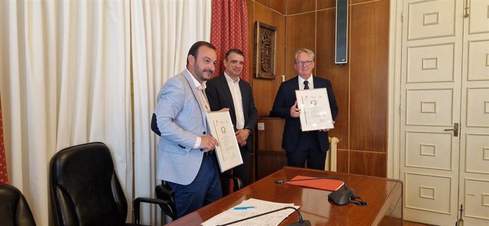 Manuel Angel Álvarez, alcalde de Mieres; Juan Carlos Campo, viceconsejero de Industria y Víctor González Villazón, de la.Asociación gestora del polígono de Baiña.