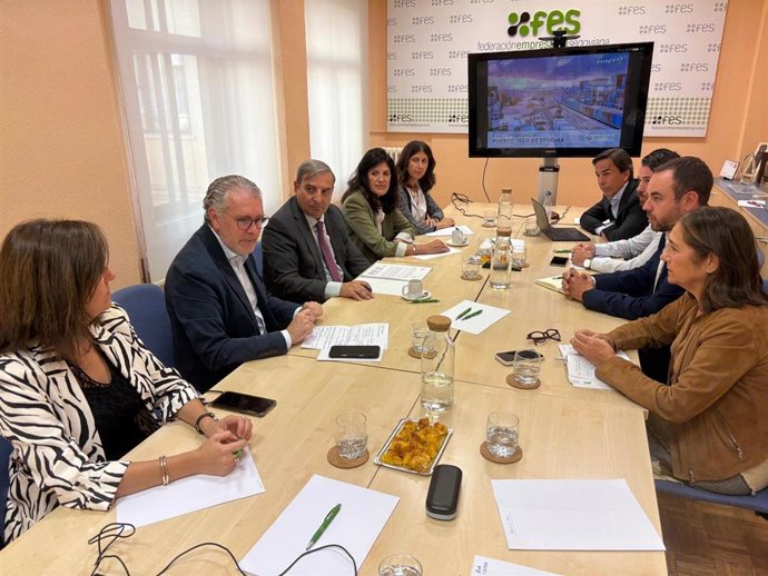 Un momento de la reunión en la FES, con el consejero de Movilidad Sanz Merino (izquierda, centro), y el presidente de FES, Andrés Ortega (a su derecha)