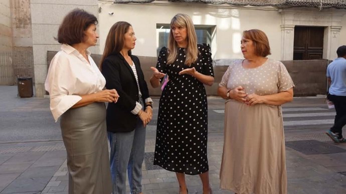 La secretaria coordinadora del Área de Políticas del Estado del Bienestar y Derechos de la Ciudadanía, Estefanía Martín, y la secretaria de Salud del PSOE de Málaga, Carmen Martín, entre otras, en rueda de prensa.
