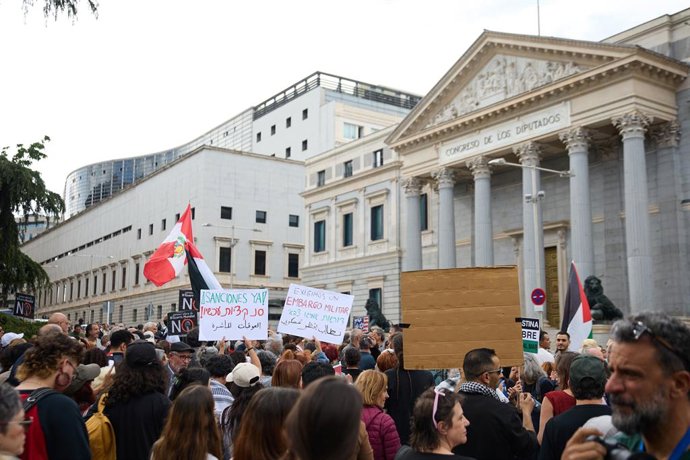 Archivo - Arquivo - Várias pessoas durante uma manifestação pró-palestina em frente ao Congresso dos Deputados, em 20 de maio de 2025, em Madri, Espanha. A campanha #StopArmsWithIsrael e a Rede de Solidariedade Contra a Ocupação da Palestina (RESCOP) orga