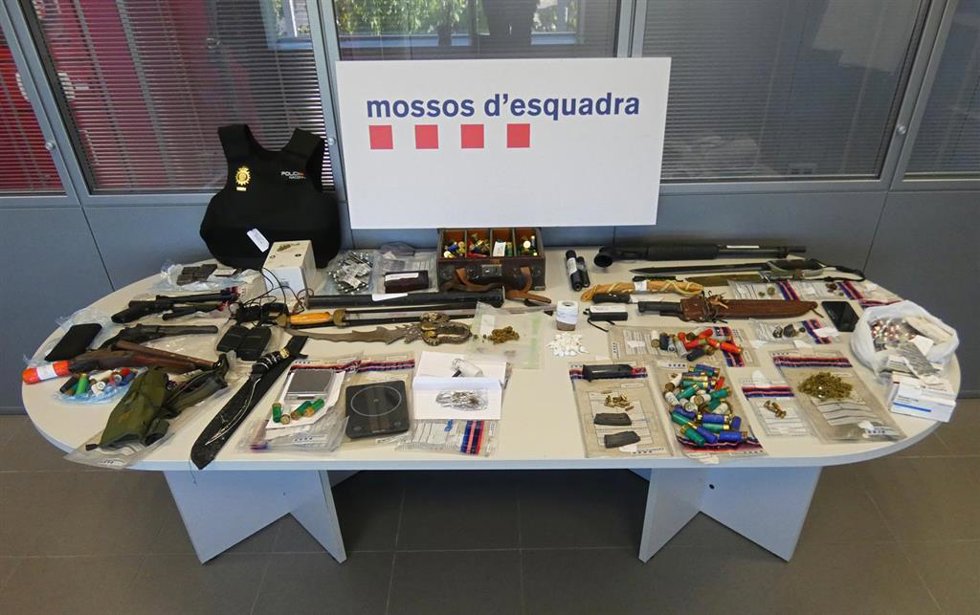 Material intervenido en las dos entradas y registros en domicilios donde la banda vendía droga