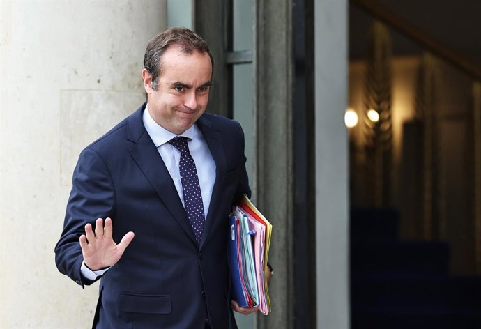 PARIS, Oct. 6, 2025 -- Esta foto de arquivo tirada em 4 de setembro de 2025 mostra Sebastien Lecornu chegando ao palácio presidencial Elysee em Paris, França. Na manhã desta segunda-feira, o presidente francês Emmanuel Macron aceitou a renúncia do primeir