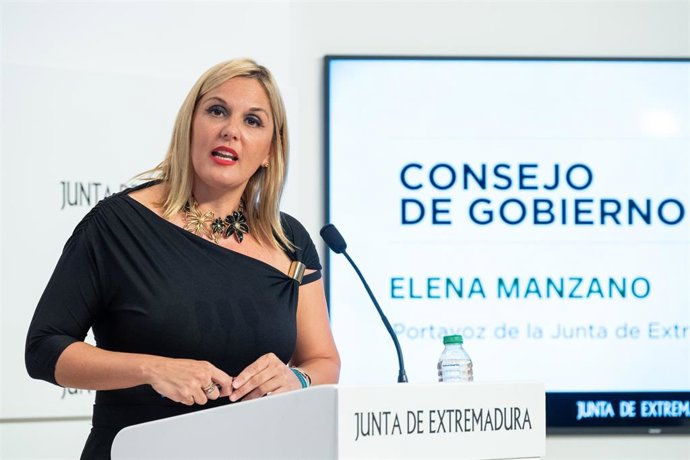 La portavoz de la Junta de Extremadura, Elena Manzano, en rueda de prensa