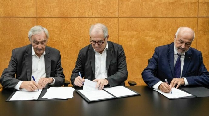 Ràfols, Valls y Viñas en la firma del convenio este martes