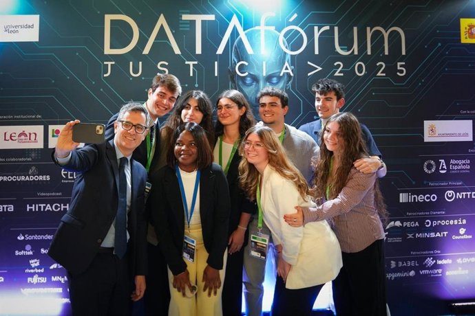 El ministro Félix Bolaños con los estudiantes asturianos que se llevaron el primero premio del DATAthon.