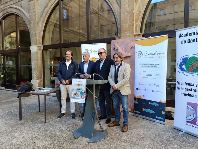 El presidente de la Academia Leonesa de Gastronomía, José Cañedo García (segundo por la derecha) y el delegado territorial de la Junta en León, Eduardo Diego (a su izquierda), en la presentación de las II Jornadas Gastronómicas de la Trucha.