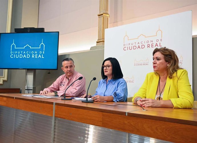 La portavoz del Gobierno de la Diputación de Ciudad Real, Rocío Zarco; el vicepresidente de Organización Interna, Adrián Fernández, y la diputada responsable de Asistencia a Municipios, María Isabel Mansilla.