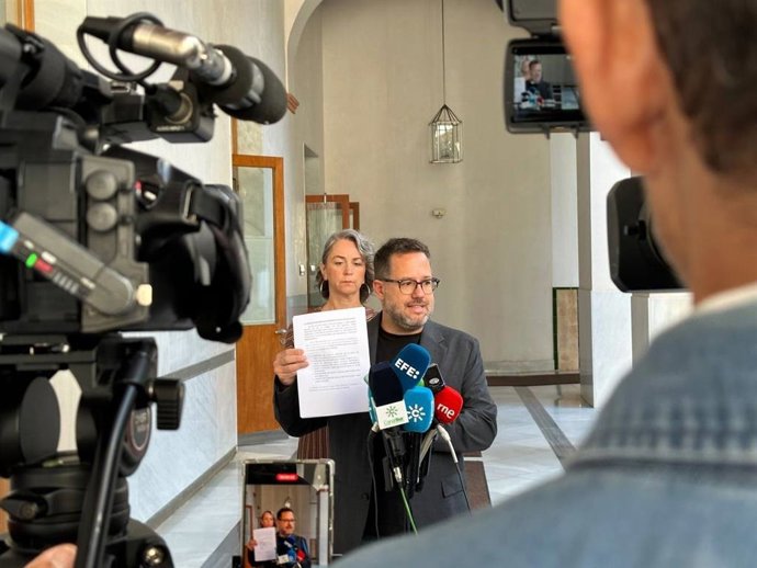 El portavoz de Adelante, José Ignacio García, con su compañera Begoña Iza a su espalda, este martes en declaraciones a los medios de comunicación.