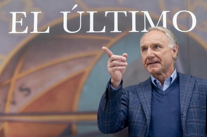 El escritor Dan Brown, autor de 'El Código Da Vinci, presenta en rueda de prensa 'El último secreto', en la sala Ramón Gómez de la Serna del Círculo de Bellas Artes, a 7 de octubre de 2025, en Madrid (España). 'El último secreto' es la sexta entrega de la