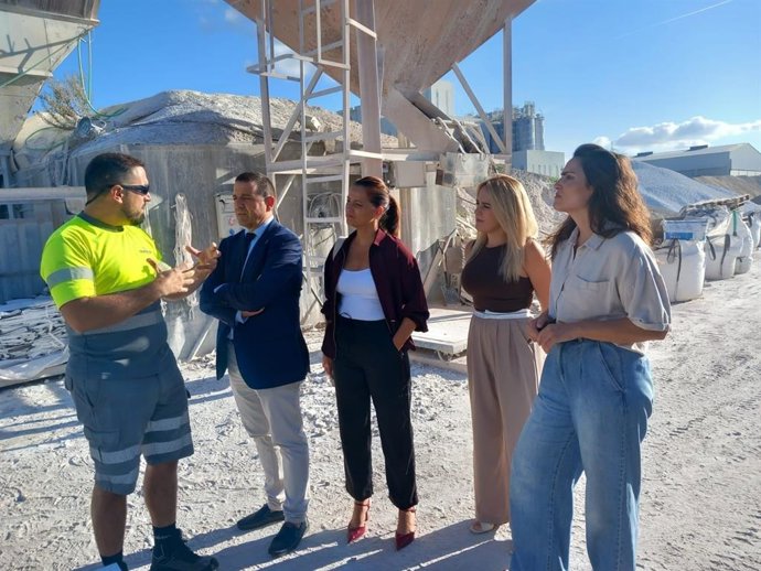 El delegado territorial de Industria, Energía y Minas de la Junta en Almería, Guillermo Casquet, durante su visita a las instalaciones de Industrias Derivadas del Mármol en Albox.