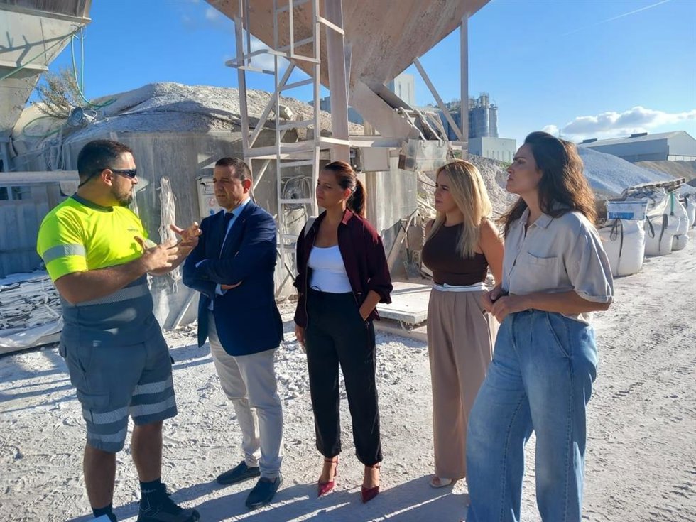 El delegado territorial de Industria, Energía y Minas de la Junta en Almería, Guillermo Casquet, durante su visita a las instalaciones de Industrias Derivadas del Mármol en Albox.