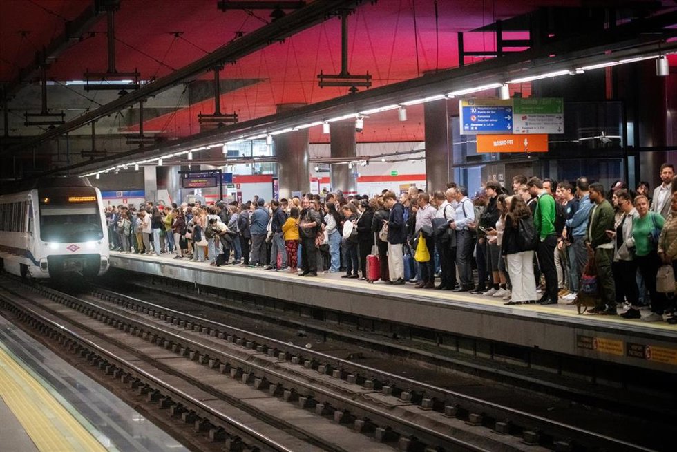Uusarios de Metro esperando en la estación de Nuevos Ministerios