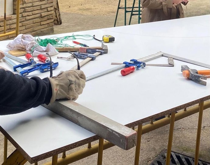 Archivo - Operario trabajando.