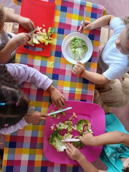 Alumnos del CEIP Marqués de Iznate, en la Axarquía, participan en una actividad de alimentación saludable