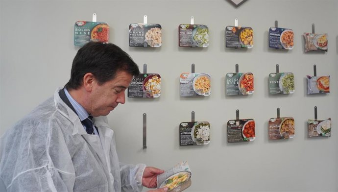 El consejero Irujo durante la visita a la empresa.