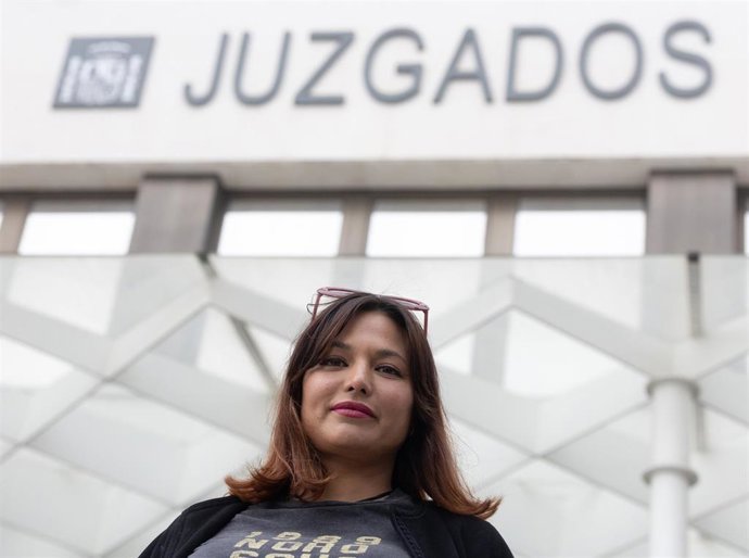 Archivo - La actriz Elisa Mouliaá a su salida de los Juzgados de Plaza de Castilla tras entregar su teléfono móvil a fin de que la Policía Nacional pueda analizar las conversaciones que mantuvieron, a 11 de abril de 2025, en Madrid (España).