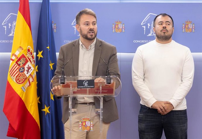 El diputado de Sumar Alberto Ibañez (i) y el diputado de IU Nahuel González (d) durante una rueda de prensa anterior a la Junta de Portavoces, en el Congreso de los Diputados, a 7 de octubre de 2025, en Madrid (España).