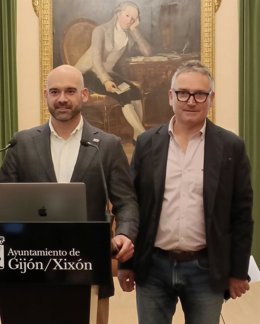 El portavoz de la Junta de Gobierno de Gijón y concejal de Urbanismo, Jesús Martínez Salvador, interviene en rueda de prensa en el Consistorio gijonés, acompañado del edil de Infraestructuras Urbanas y Rurales, Gilberto Villoria.