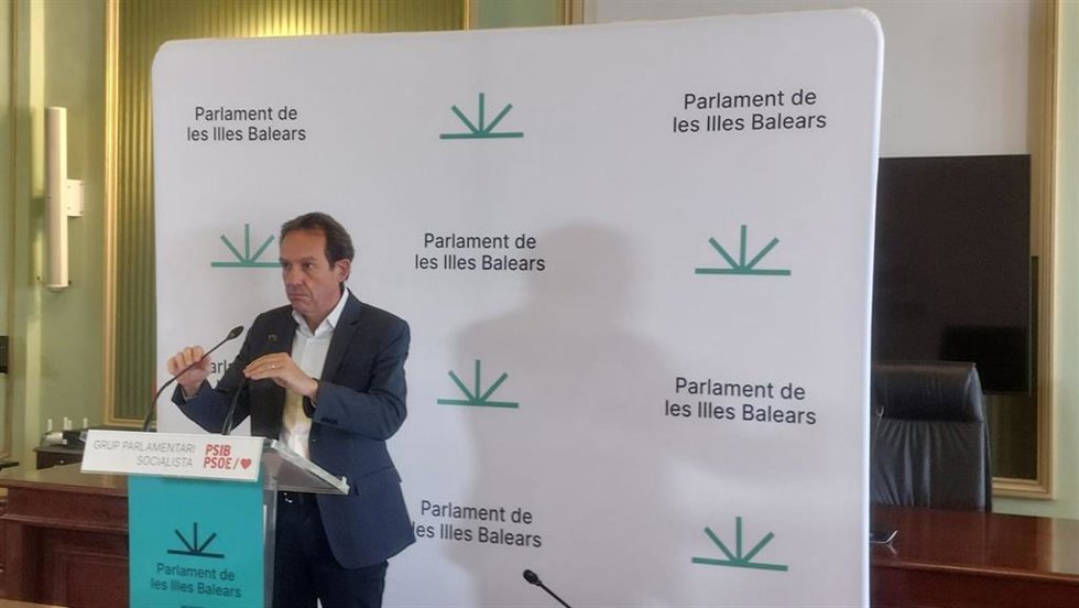 El portavoz adjunto del PSIB en el Parlament, Marc Pons, en rueda de prensa. Archivo.