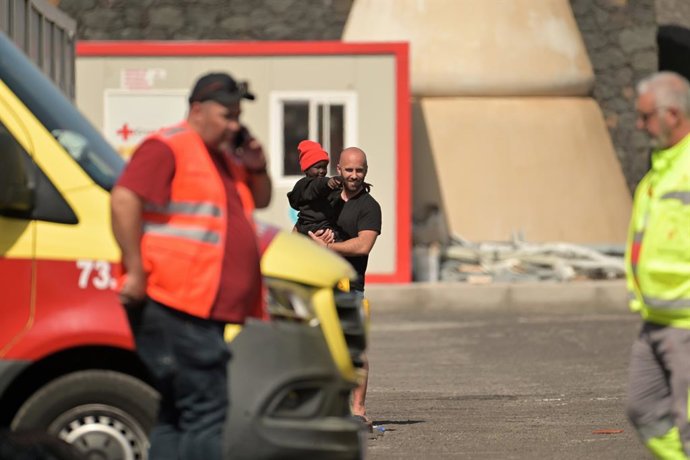 Archivo - Arquivo - Um dos menores migrantes resgatados depois que um cayuco virou, em 28 de maio de 2025, em El Hierro, Ilhas Canárias (Espanha). Pelo menos sete mulheres morreram, três delas menores de idade, depois que um cayuco com 180 pessoas a bordo