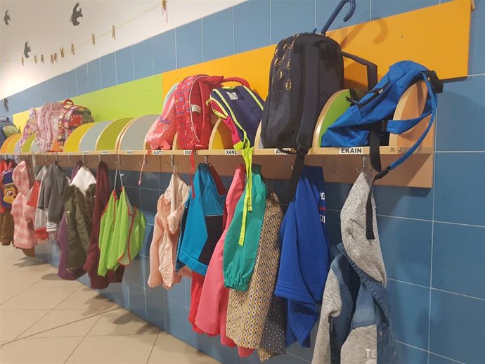 Archivo - Mochilas y ropa en un colegio.