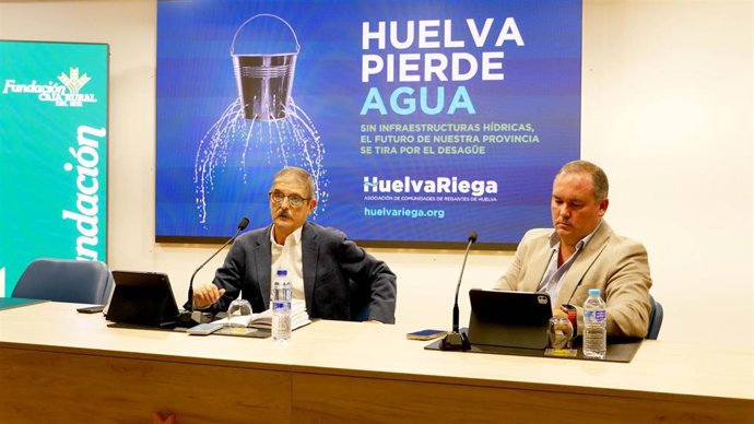 El presidente de Huelva Riega, Fernando González; y el gerente, Jorge Forné, en el balance del año hidrológico.